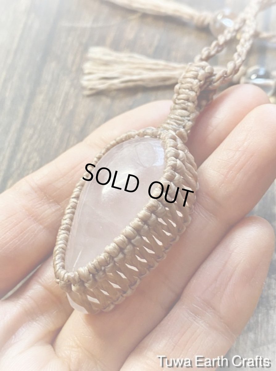 画像17: 【愛と平和のシンボル】石全長4cm大ぶりぽってり高品質ローズクォーツ ペンダント/ネックレス*シンプル＆ナチュラル*ヒーリング天然石パワーストーンお守りアクセサリー*ハンドメイド マクラメ編み (17)