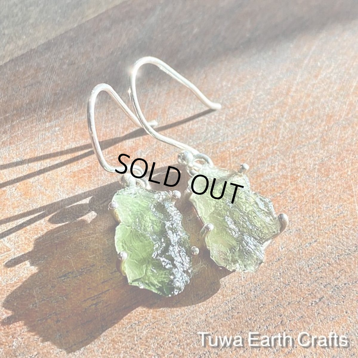 画像2: 【開運・夢の実現・ヒーリング】宇宙から来た希少石 モルダバイト原石ピアス ヒーリングストーン  鉱物・ミネラル スターリングシルバー (2)