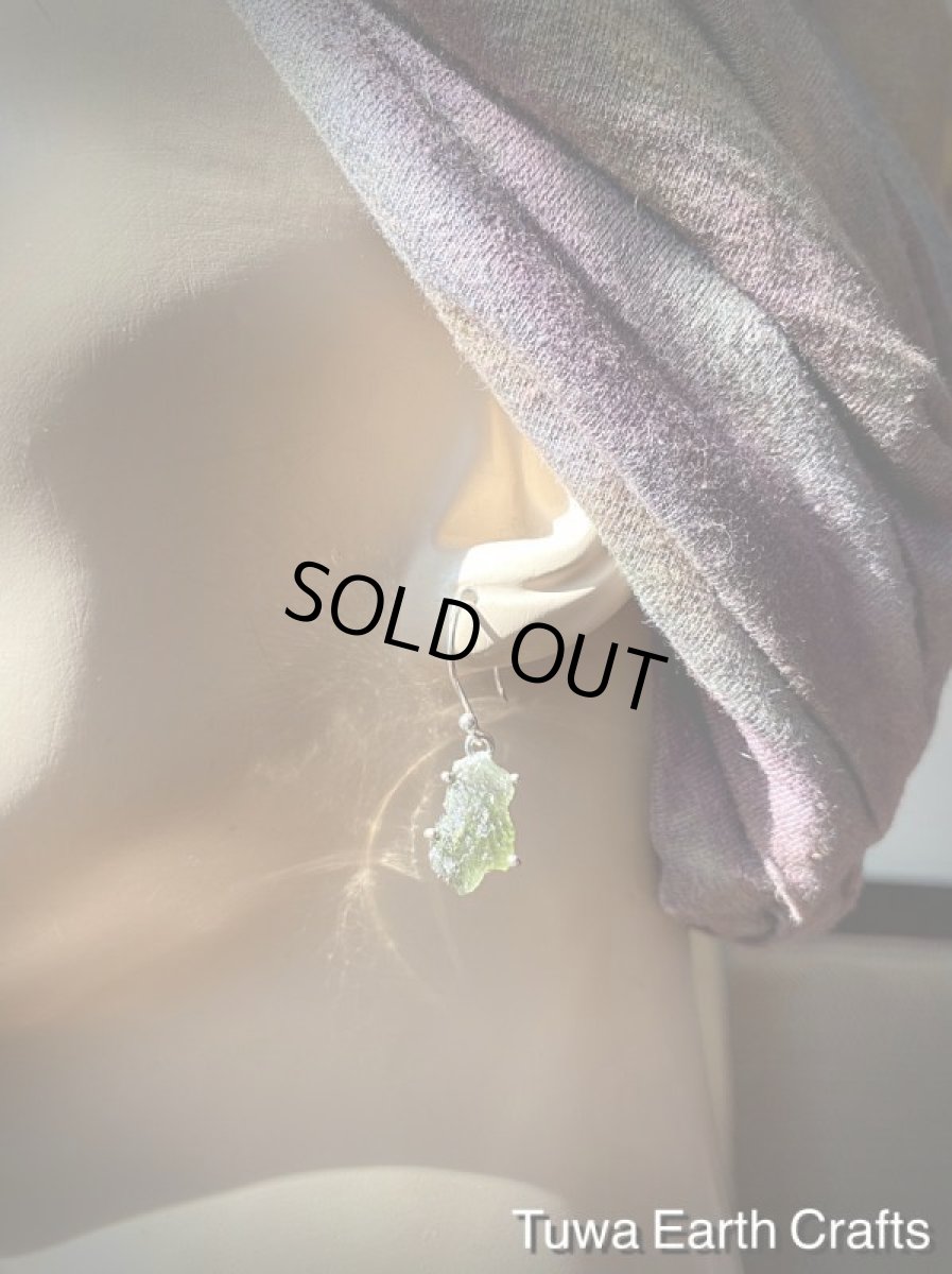 画像12: 【開運・夢の実現・ヒーリング】宇宙から来た希少石 モルダバイト原石ピアス ヒーリングストーン  鉱物・ミネラル スターリングシルバー (12)