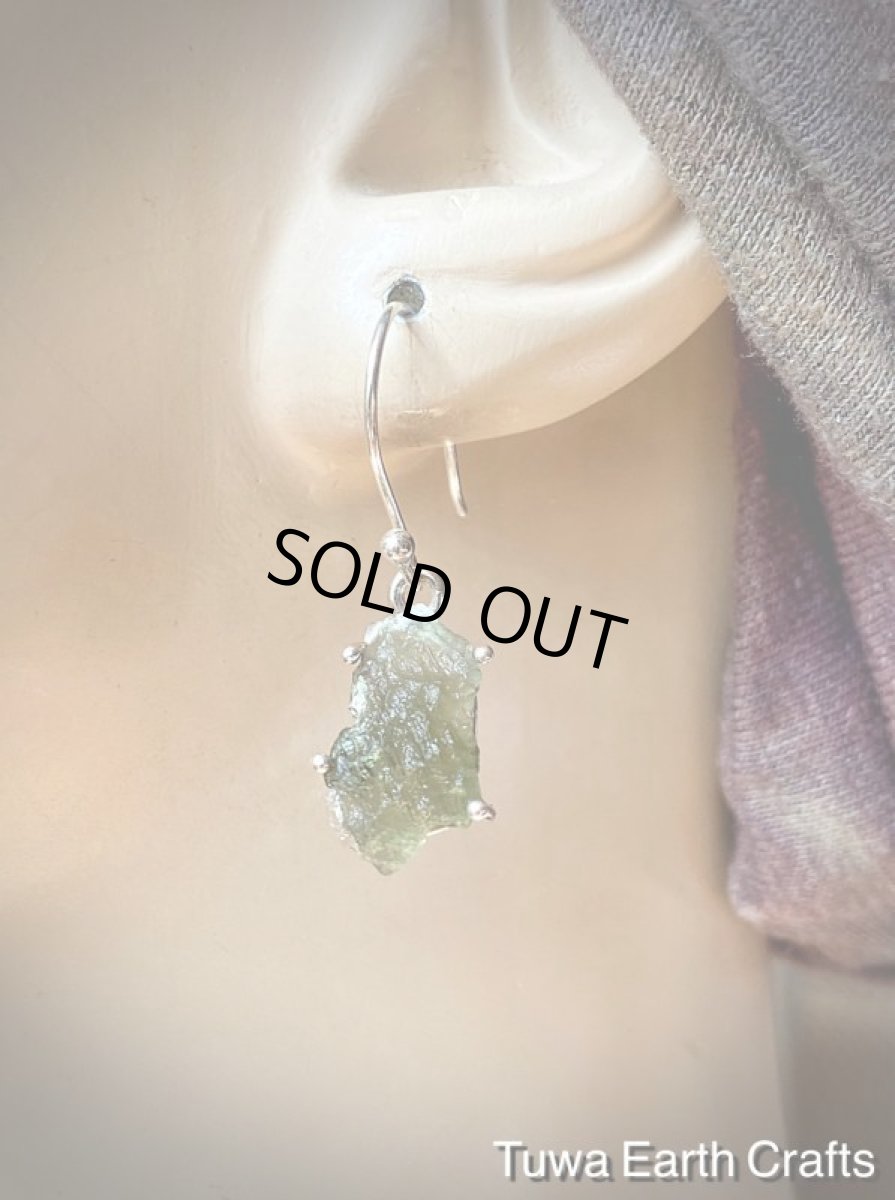 画像13: 【開運・夢の実現・ヒーリング】宇宙から来た希少石 モルダバイト原石ピアス ヒーリングストーン  鉱物・ミネラル スターリングシルバー (13)