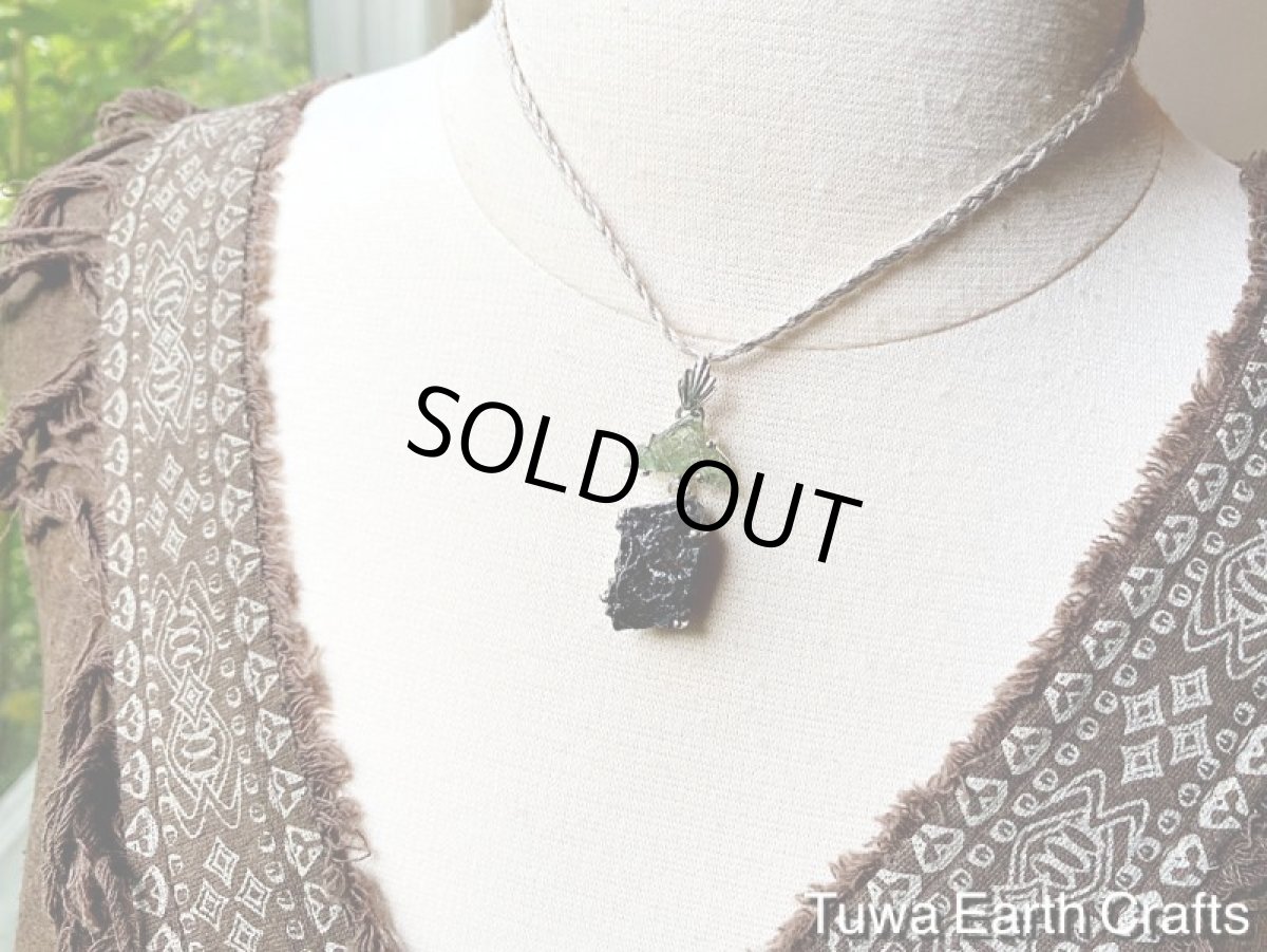 画像8: 【浄化・グラウンディング・自然治癒力アップ】1点もの　高品質エリートシュンガイト（ノーブルシュンガイト）＆モルダバイト 原石 ペンダントトップ　天然石ヒーリングジュエリー　お守りアクセサリー (8)