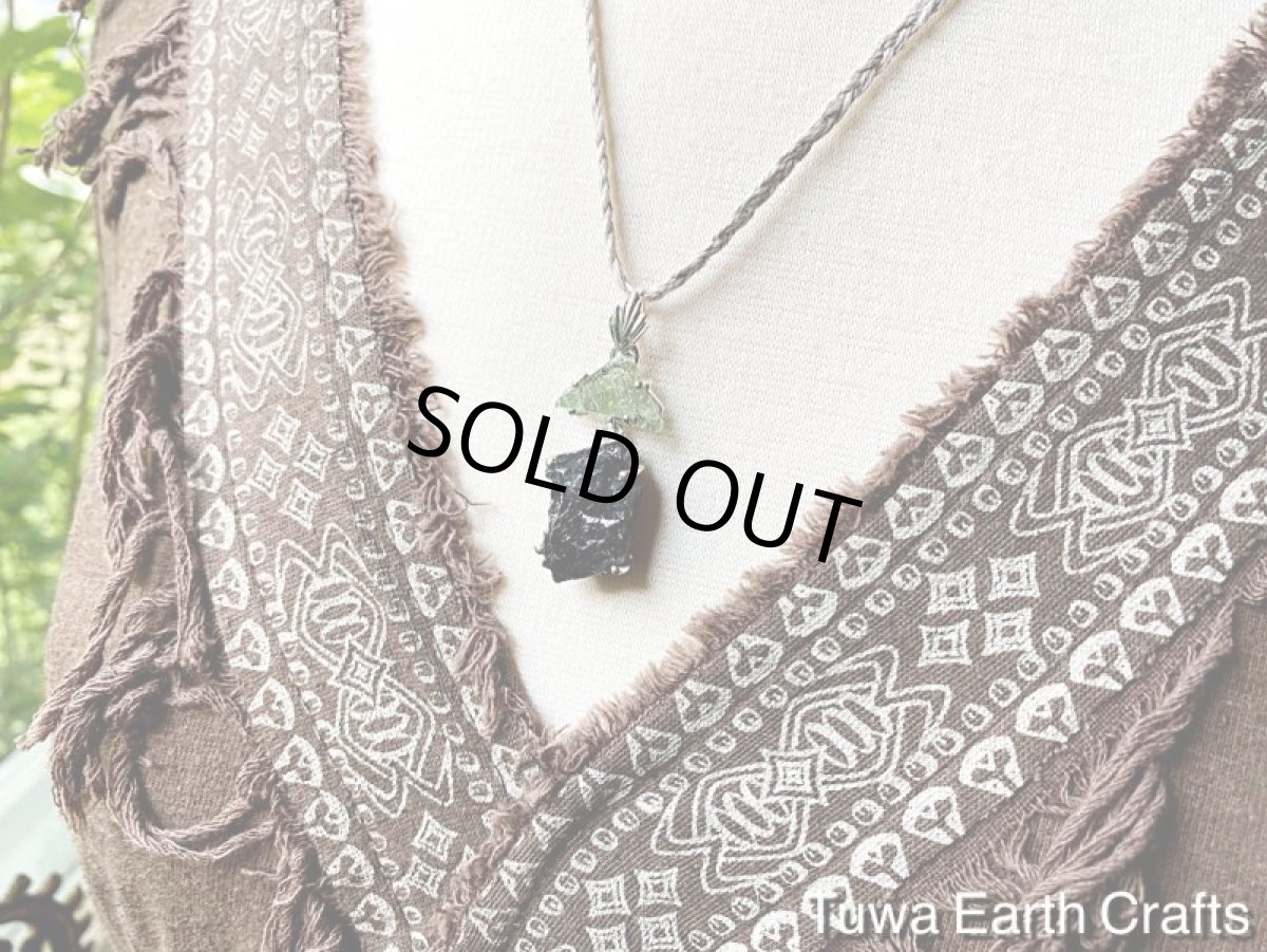 画像9: 【浄化・グラウンディング・自然治癒力アップ】1点もの　高品質エリートシュンガイト（ノーブルシュンガイト）＆モルダバイト 原石 ペンダントトップ　天然石ヒーリングジュエリー　お守りアクセサリー (9)