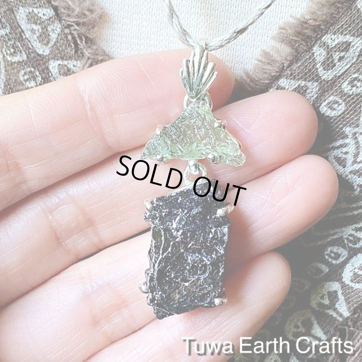 画像4: 【浄化・グラウンディング・自然治癒力アップ】1点もの　高品質エリートシュンガイト（ノーブルシュンガイト）＆モルダバイト 原石 ペンダントトップ　天然石ヒーリングジュエリー　お守りアクセサリー (4)