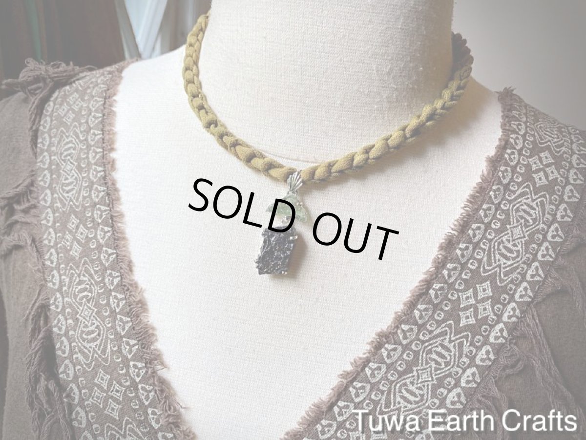 画像12: 【浄化・グラウンディング・自然治癒力アップ】1点もの　高品質エリートシュンガイト（ノーブルシュンガイト）＆モルダバイト 原石 ペンダントトップ　天然石ヒーリングジュエリー　お守りアクセサリー (12)