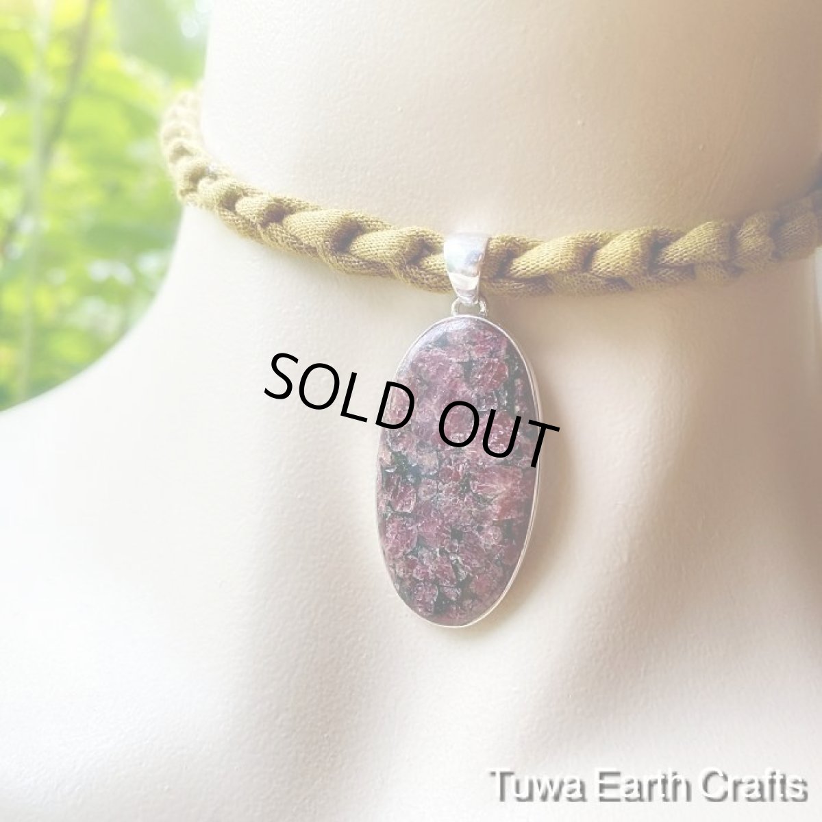 画像6: 【女性性シンボル・開運・才能発揮・宇宙との調和】1点物　大ぶり高品質ユーディアライト（ロシア産）　ペンダントトップ★ヒーリングお守り天然石ジュエリー　パワーストーン　アクセサリー (6)