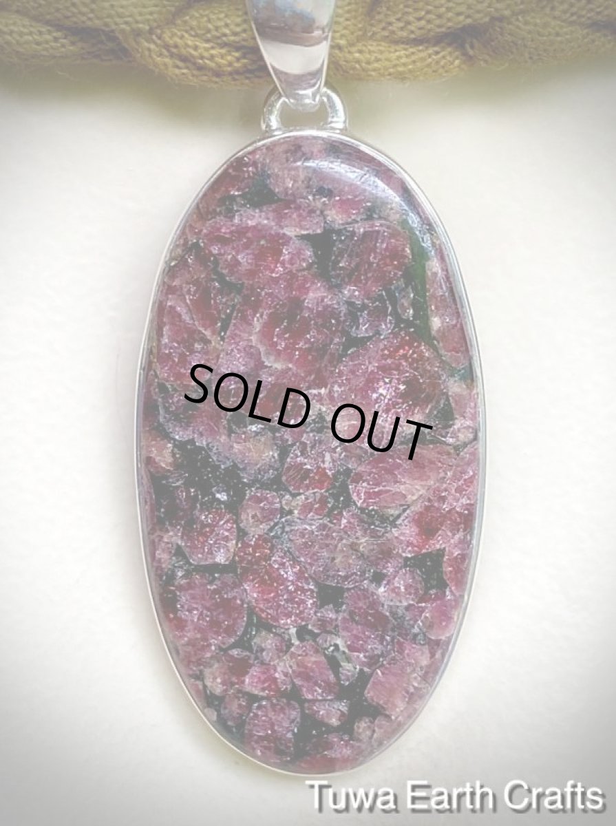 画像3: 【女性性シンボル・開運・才能発揮・宇宙との調和】1点物　大ぶり高品質ユーディアライト（ロシア産）　ペンダントトップ★ヒーリングお守り天然石ジュエリー　パワーストーン　アクセサリー (3)