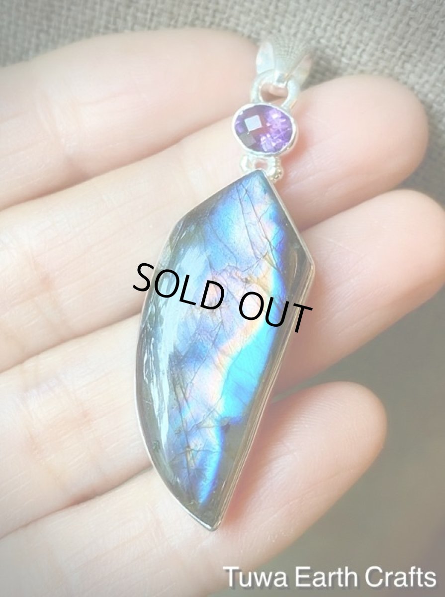 画像13: オーロラ色 高品質大ぶりスペクトロライト（フィンランド産ラブラドライト）&宝石質アメジスト ペンダントトップ パープル・ピンク・ブルー レインボーラブラドライト★天然石パワーストーンアクセサリー ヒーリングストーン お守りジュエリー (13)