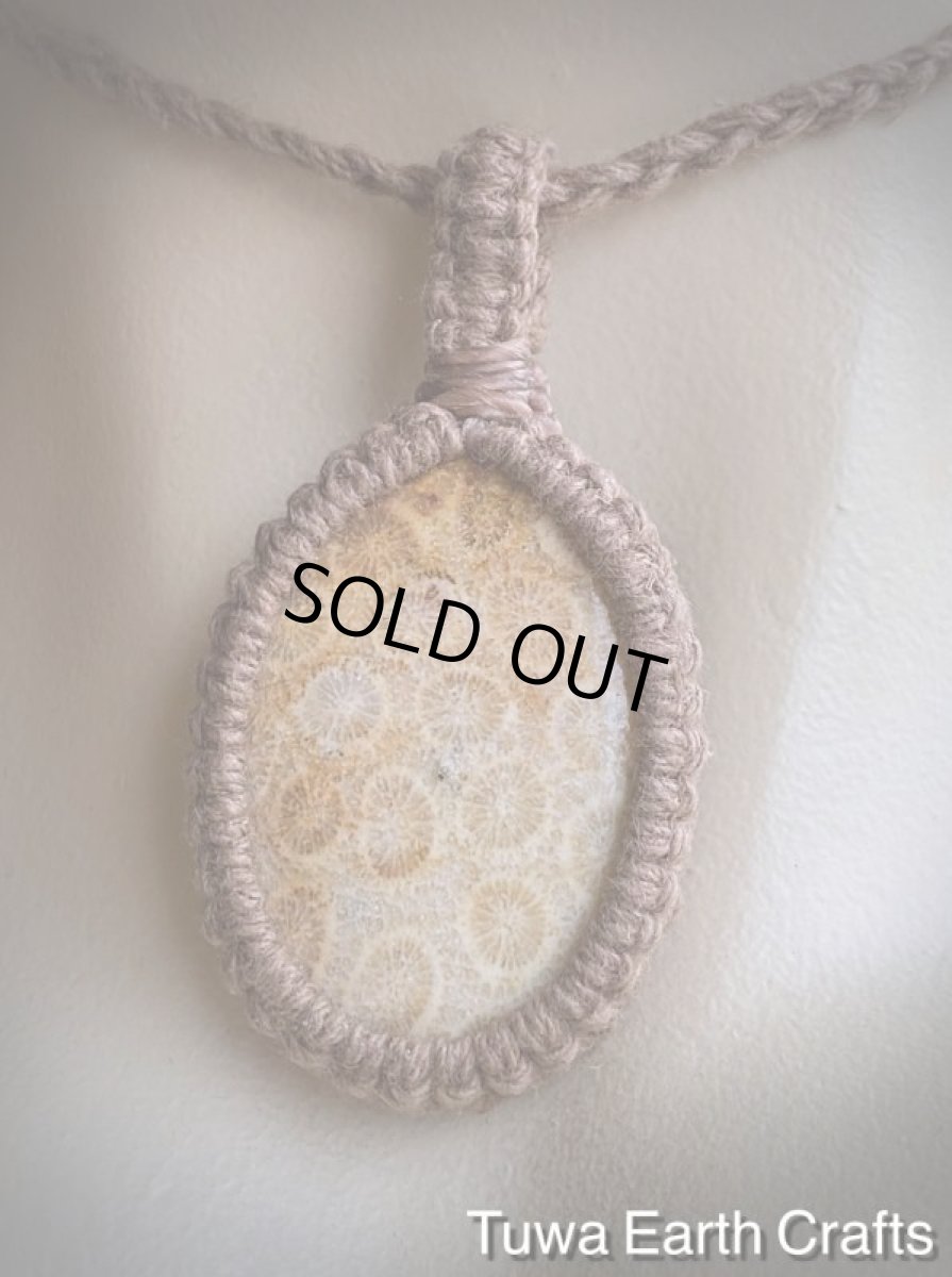 画像19: 地球と身体に優しいヘンプ素材🌏🌿大ぶり高品質フォッシルコーラル（インドネシア産）珊瑚化石 ペンダント・ネックレス シンプル★フォシルコーラル 麻ナチュラル天然素材マクラメ天然石お守りアクセサリー (19)