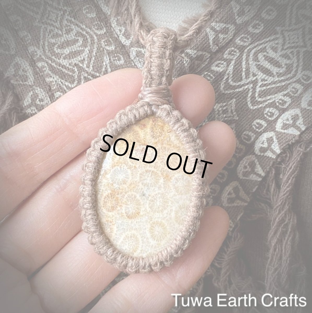 画像2: 地球と身体に優しいヘンプ素材🌏🌿大ぶり高品質フォッシルコーラル（インドネシア産）珊瑚化石 ペンダント・ネックレス シンプル★フォシルコーラル 麻ナチュラル天然素材マクラメ天然石お守りアクセサリー (2)