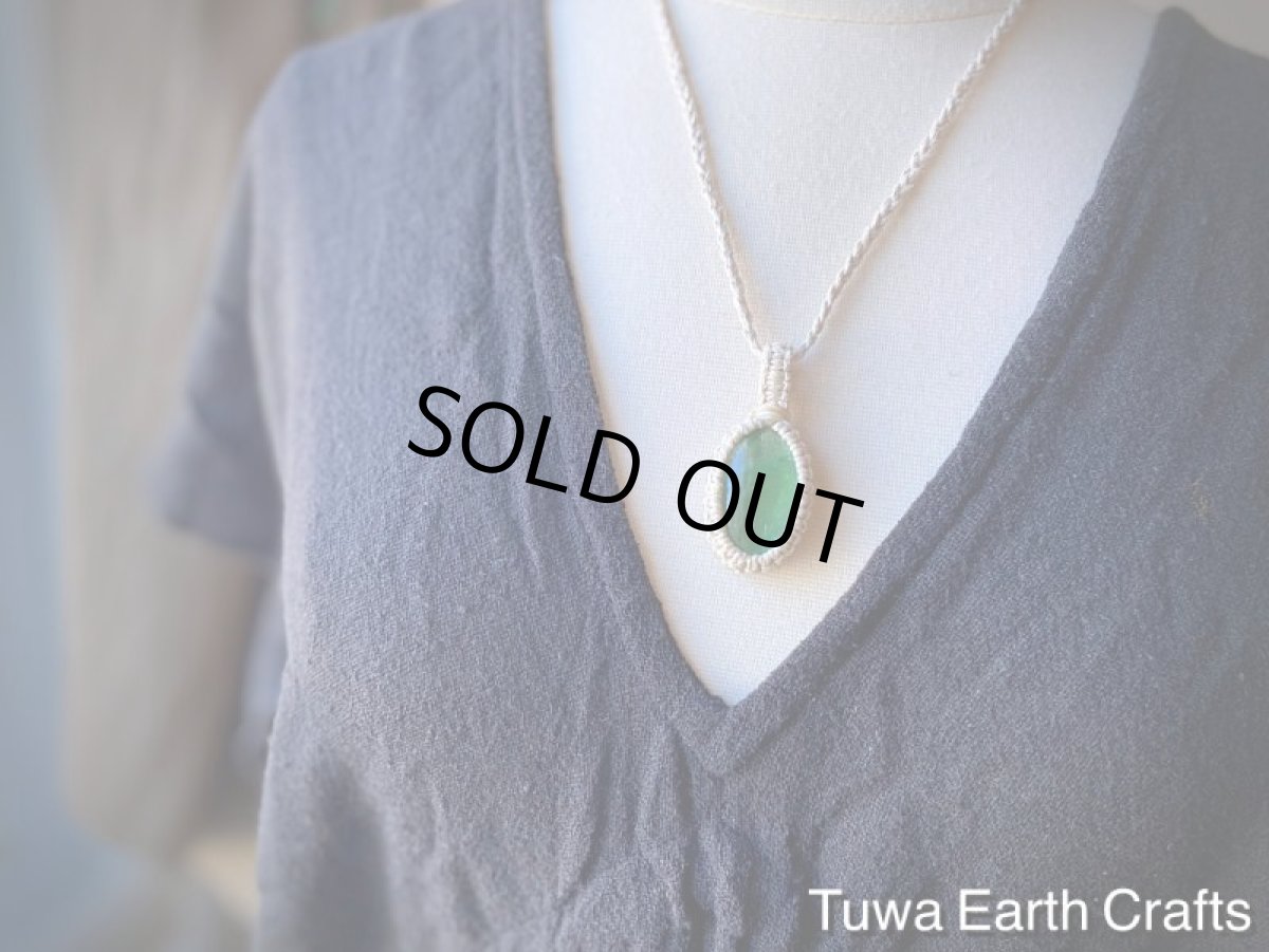 画像15: 【自由な発想の促進・集中力アップ】虹入り♪高品質グリーンフローライト ペンダント・ネックレス　シンプル＆ナチュラル 生成り 地球と身体に優しいヘンプ素材★1点もの マクラメ編み 受験お守り 天然石パワーストーンアクセサリー (15)