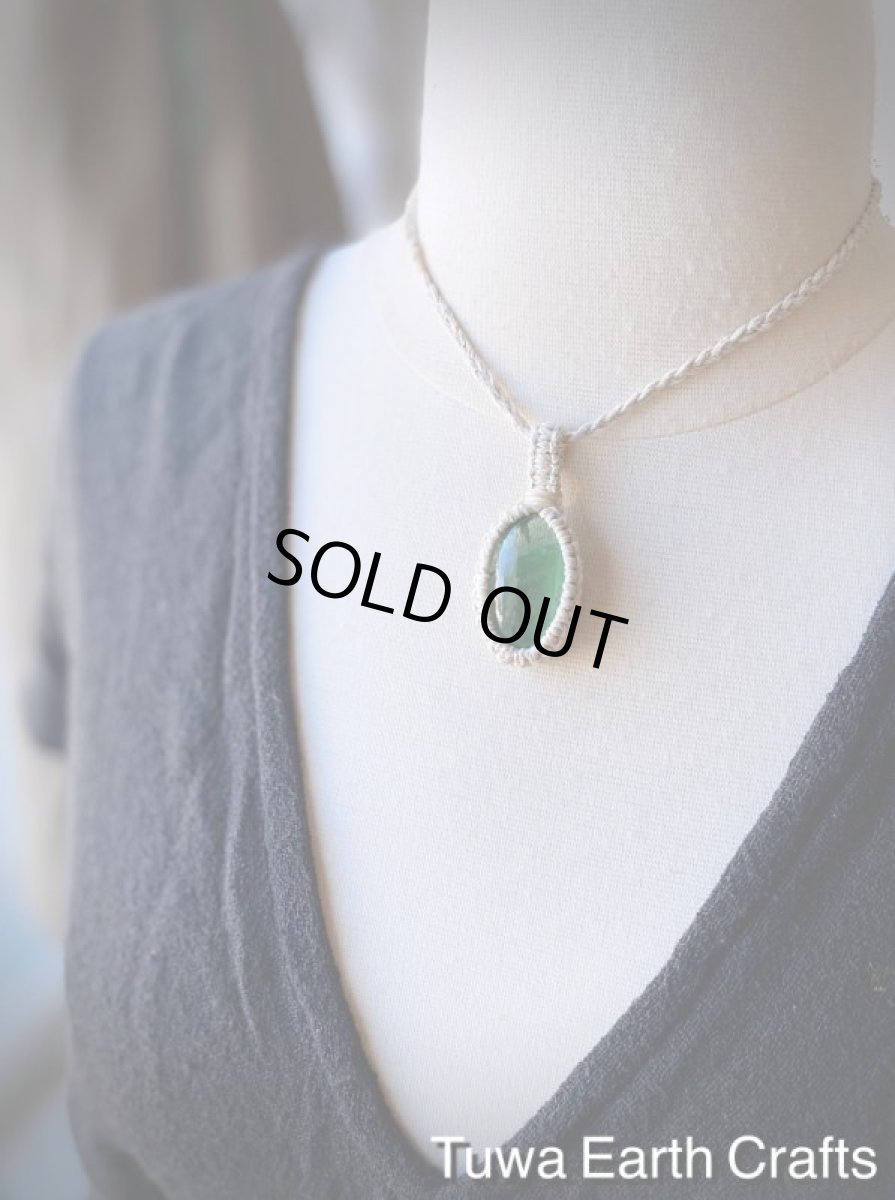 画像12: 【自由な発想の促進・集中力アップ】虹入り♪高品質グリーンフローライト ペンダント・ネックレス　シンプル＆ナチュラル 生成り 地球と身体に優しいヘンプ素材★1点もの マクラメ編み 受験お守り 天然石パワーストーンアクセサリー (12)