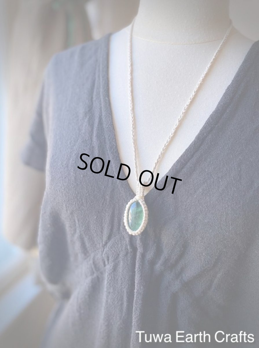 画像17: 【自由な発想の促進・集中力アップ】虹入り♪高品質グリーンフローライト ペンダント・ネックレス　シンプル＆ナチュラル 生成り 地球と身体に優しいヘンプ素材★1点もの マクラメ編み 受験お守り 天然石パワーストーンアクセサリー (17)