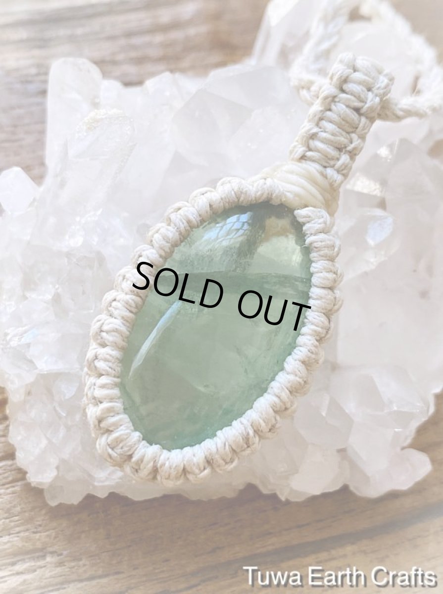 画像10: 【自由な発想の促進・集中力アップ】虹入り♪高品質グリーンフローライト ペンダント・ネックレス　シンプル＆ナチュラル 生成り 地球と身体に優しいヘンプ素材★1点もの マクラメ編み 受験お守り 天然石パワーストーンアクセサリー (10)