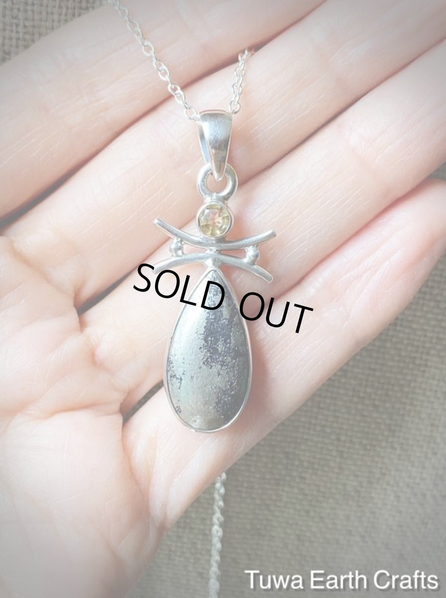 画像14: 【厄除け・自信アップ・夢の実現をサポート】 高品質ヒーラーズゴールド/アパッチゴールド ペンダントトップ with きらきら宝石質シトリン★1点物 天然石パワーストーンアクセサリー スピリチュアルお守りヒーリングクリスタルジュエリー 陰陽バランス (14)