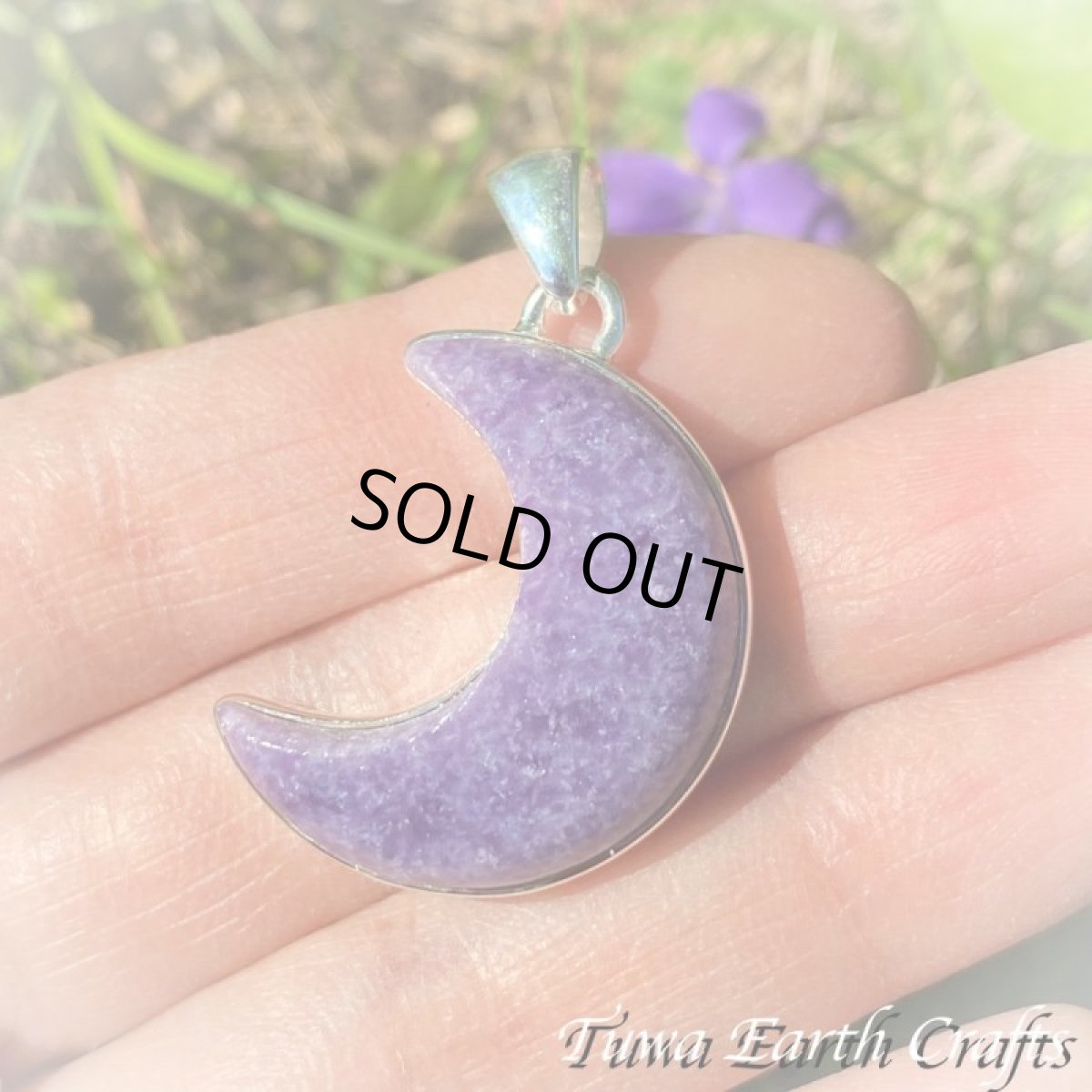 画像2: 【変革の石】三日月型🌛✨ キラキラ高品質パープルレピドライト ペンダントトップ　大ぶり 天然石パワーストーンお守りアクセサリー ヒーリングジュエリー　ムーン (2)