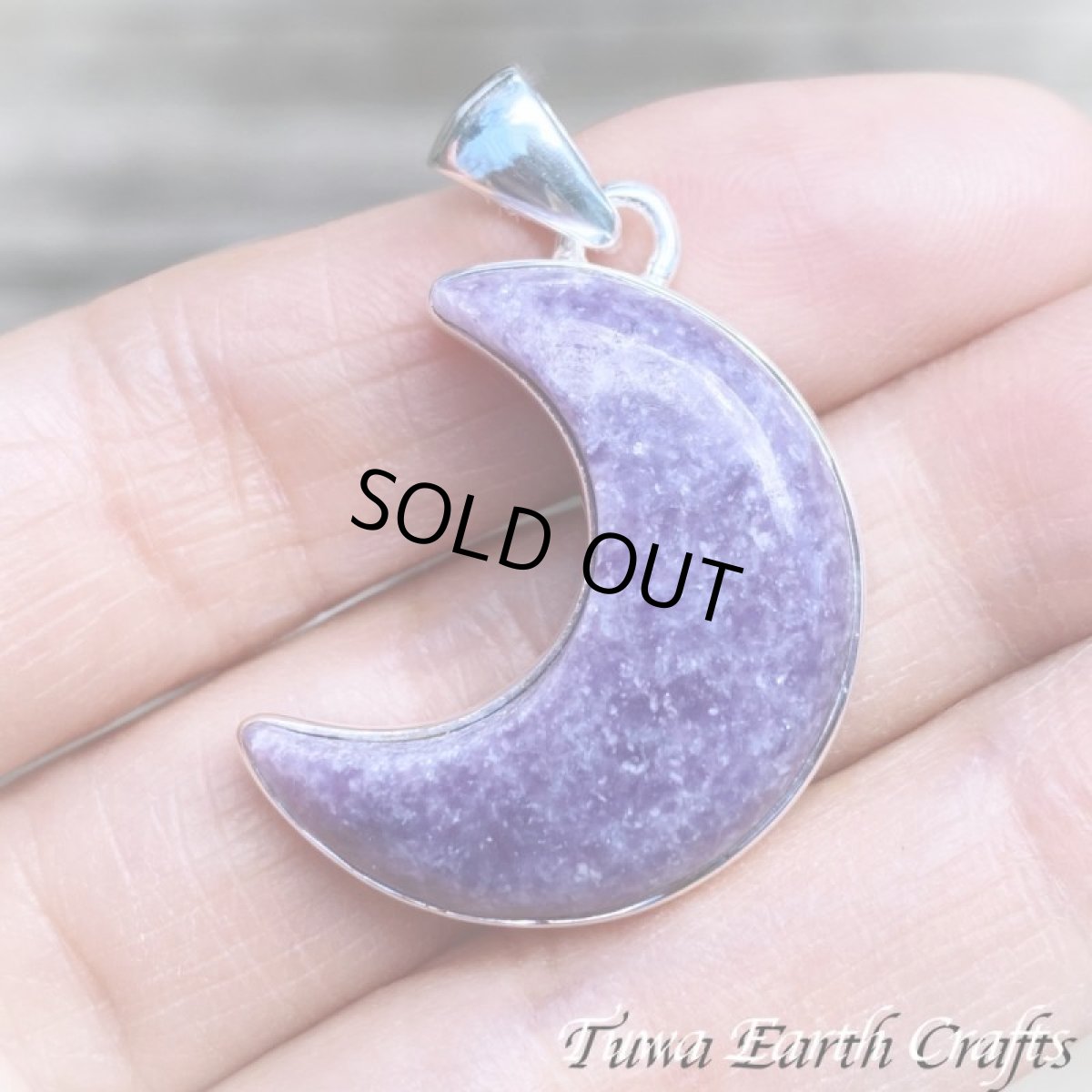 画像11: 【変革の石】三日月型🌛✨ キラキラ高品質パープルレピドライト ペンダントトップ　大ぶり 天然石パワーストーンお守りアクセサリー ヒーリングジュエリー　ムーン (11)