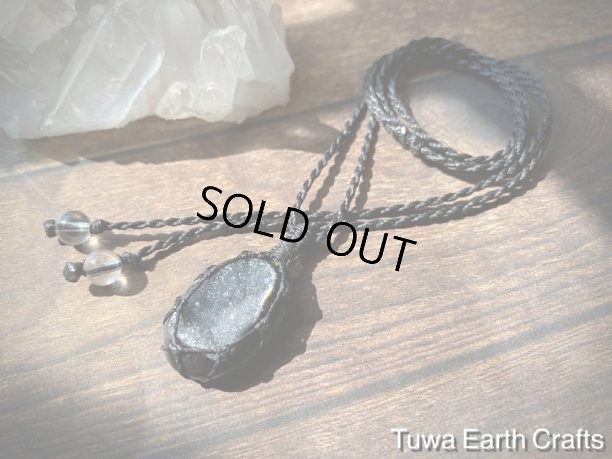 画像26: 【魔除け・厄除けお守り石】高品質きらきらドルジークォーツ入りブラックアゲート/ブラックオニキス/黒瑪瑙ペンダント・ネックレス　黒紐　金属アレルギー対応　シンプル＆ナチュラル　マクラメ　ヒーリングストーン (26)