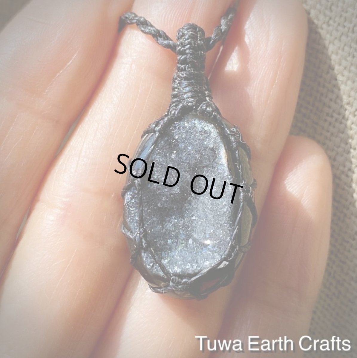 画像16: 【魔除け・厄除けお守り石】高品質きらきらドルジークォーツ入りブラックアゲート/ブラックオニキス/黒瑪瑙ペンダント・ネックレス　黒紐　金属アレルギー対応　シンプル＆ナチュラル　マクラメ　ヒーリングストーン (16)