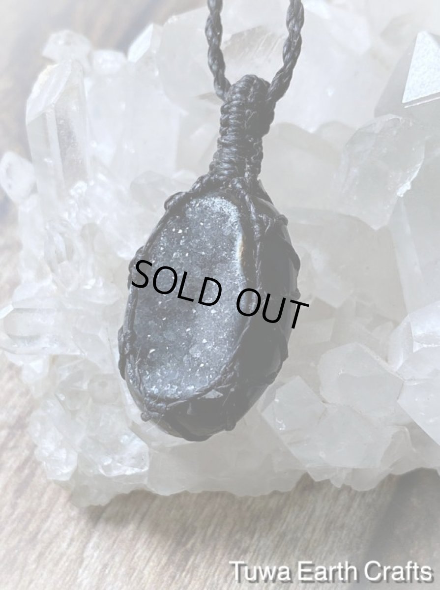 画像5: 【魔除け・厄除けお守り石】高品質きらきらドルジークォーツ入りブラックアゲート/ブラックオニキス/黒瑪瑙ペンダント・ネックレス　黒紐　金属アレルギー対応　シンプル＆ナチュラル　マクラメ　ヒーリングストーン (5)