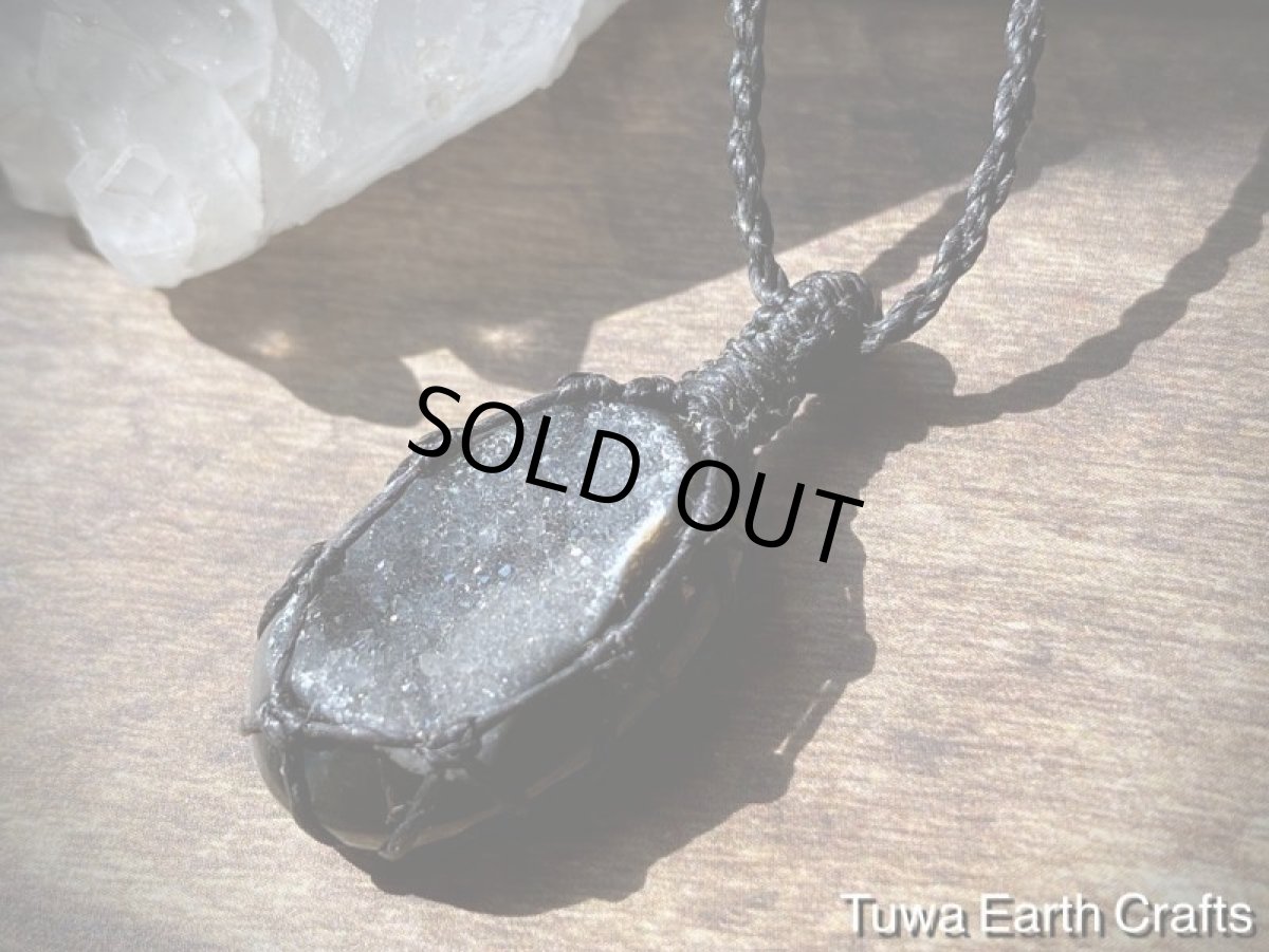 画像8: 【魔除け・厄除けお守り石】高品質きらきらドルジークォーツ入りブラックアゲート/ブラックオニキス/黒瑪瑙ペンダント・ネックレス　黒紐　金属アレルギー対応　シンプル＆ナチュラル　マクラメ　ヒーリングストーン (8)