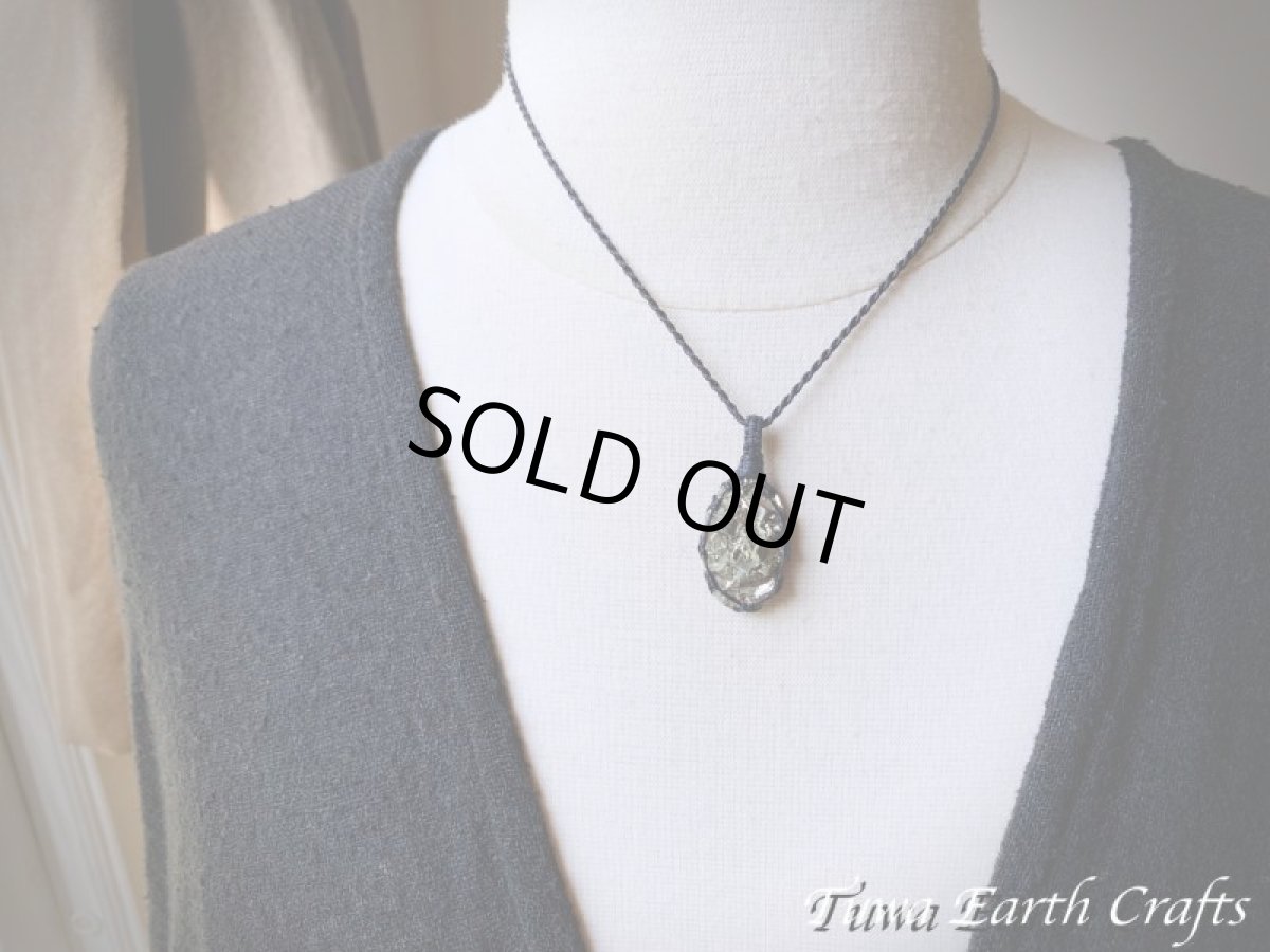 画像11: 【邪気払い・厄除け・お守り】高品質パイライト原石（ペルー産）ペンダント シンプル 黒紐 1点もの★ヒーリングジュエリーマクラメ編み 天然石アクセサリー 鉱物 (11)