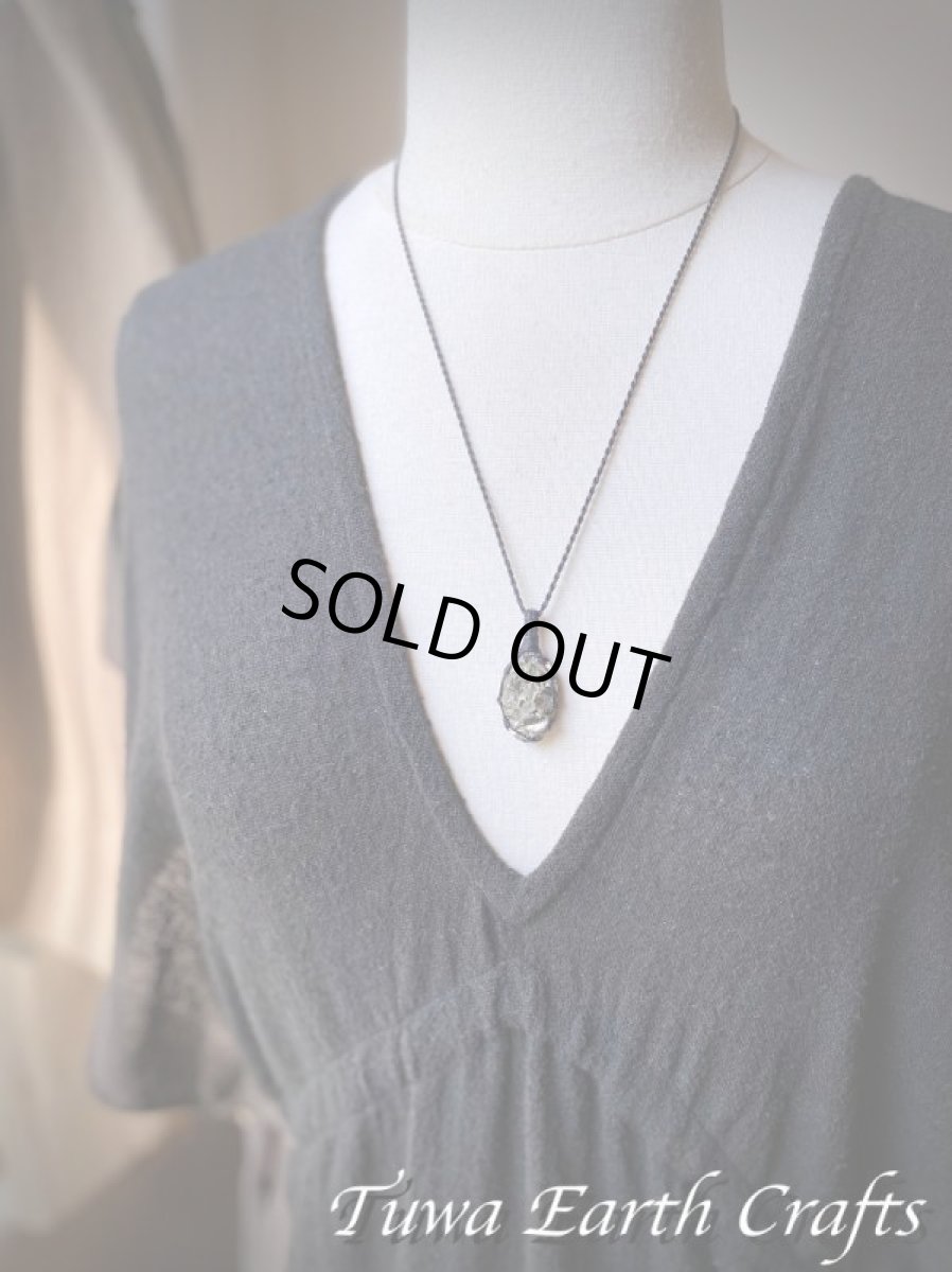 画像12: 【邪気払い・厄除け・お守り】高品質パイライト原石（ペルー産）ペンダント シンプル 黒紐 1点もの★ヒーリングジュエリーマクラメ編み 天然石アクセサリー 鉱物 (12)