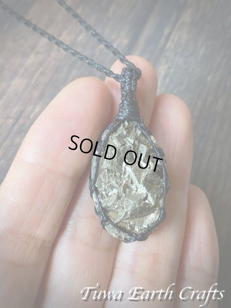 画像6: 【邪気払い・厄除け・お守り】高品質パイライト原石（ペルー産）ペンダント シンプル 黒紐 1点もの★ヒーリングジュエリーマクラメ編み 天然石アクセサリー 鉱物 (6)