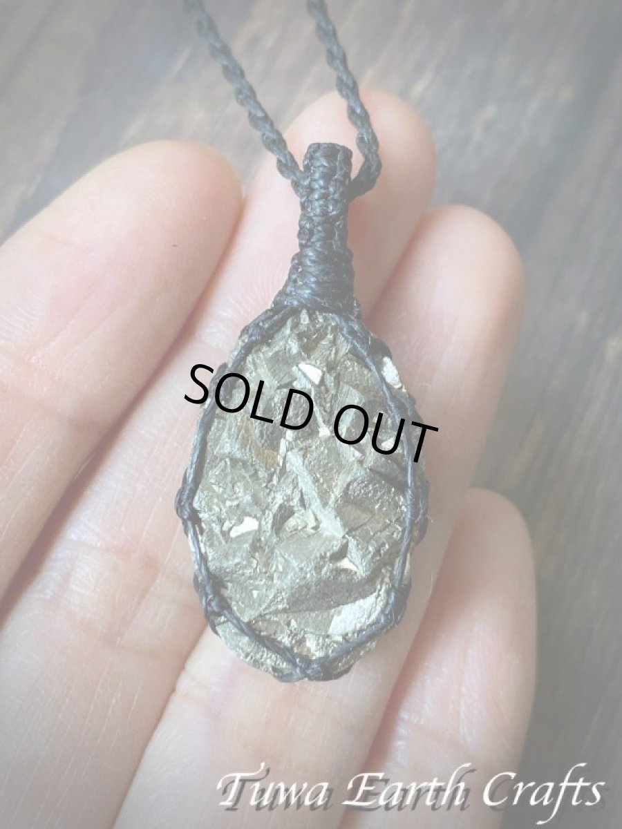 画像2: 【邪気払い・厄除け・お守り】高品質パイライト原石（ペルー産）ペンダント シンプル 黒紐 1点もの★ヒーリングジュエリーマクラメ編み 天然石アクセサリー 鉱物 (2)