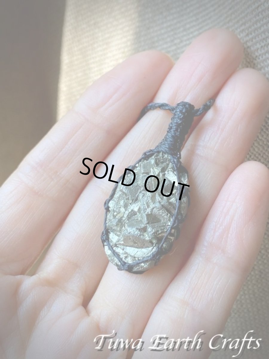 画像9: 【邪気払い・厄除け・お守り】高品質パイライト原石（ペルー産）ペンダント シンプル 黒紐 1点もの★ヒーリングジュエリーマクラメ編み 天然石アクセサリー 鉱物 (9)