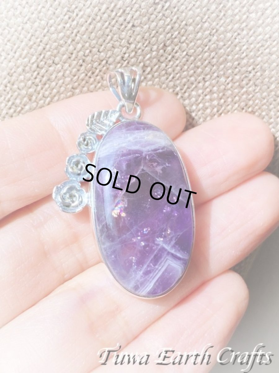 画像1: 虹入り🌈✨大ぶり高品質シェブロンアメジスト（ファントムアメジスト）ペンダントトップ アメシスト 2月誕生石　紫水晶　鉱物　パワーストーン天然石　ヒーリングアクセサリー (1)