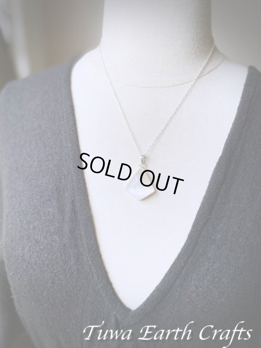 画像15: 【浄化・夢の実現・決断力アップ】 高品質セレナイト ペンダントトップ キャッツアイ効果★1点ものパワーストーンお守り天然石アクセサリー ヒーリングストーンジュエリー (15)