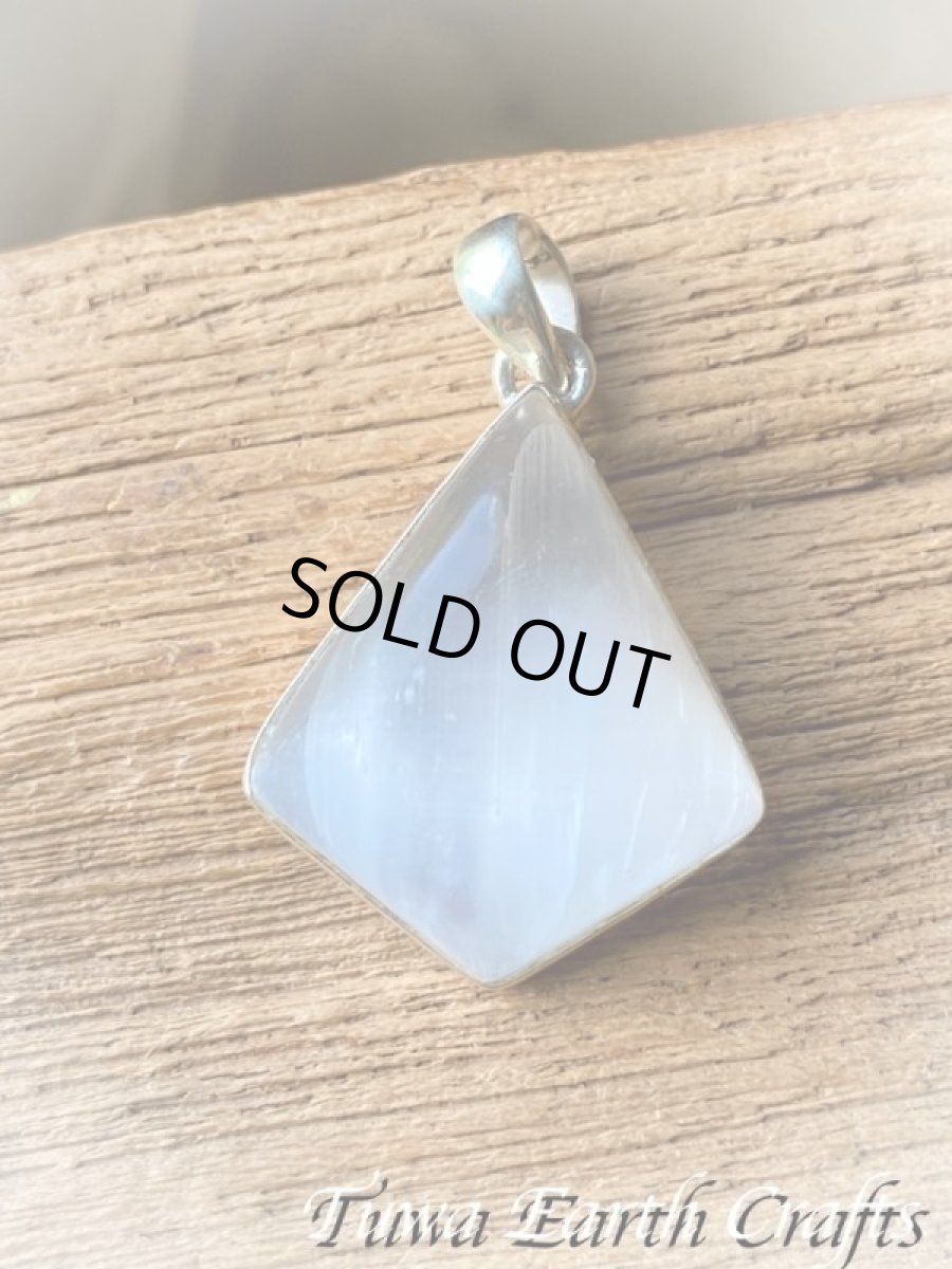 画像8: 【浄化・夢の実現・決断力アップ】 高品質セレナイト ペンダントトップ キャッツアイ効果★1点ものパワーストーンお守り天然石アクセサリー ヒーリングストーンジュエリー (8)