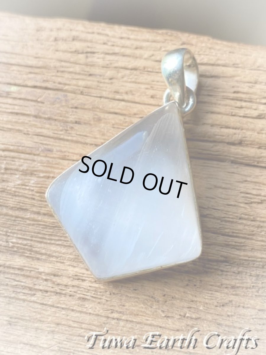 画像5: 【浄化・夢の実現・決断力アップ】 高品質セレナイト ペンダントトップ キャッツアイ効果★1点ものパワーストーンお守り天然石アクセサリー ヒーリングストーンジュエリー (5)