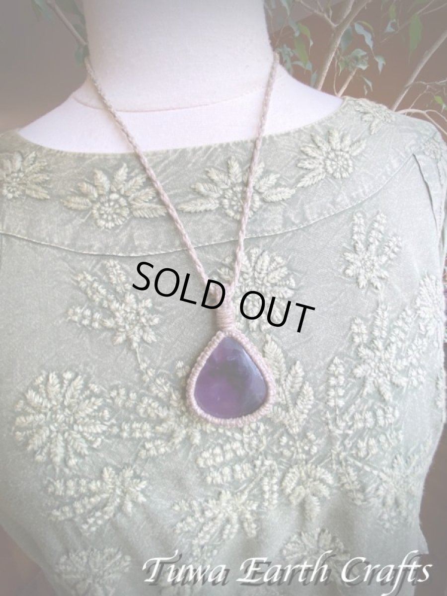 画像15: 地球と身体に優しいリネン素材 大ぶり高品質ファントムアメジスト ネックレス チョーカー ペンダント トラピッチェ紫水晶 シンプル＆ナチュラル 1点もの★無染色 天然素材 オーガニック ハンドメイドお守り天然石ヒーリングストーン マクラメアクセサリー (15)
