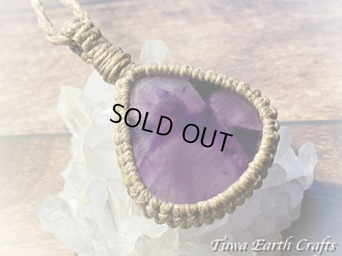 画像2: 地球と身体に優しいリネン素材 大ぶり高品質ファントムアメジスト ネックレス チョーカー ペンダント トラピッチェ紫水晶 シンプル＆ナチュラル 1点もの★無染色 天然素材 オーガニック ハンドメイドお守り天然石ヒーリングストーン マクラメアクセサリー (2)