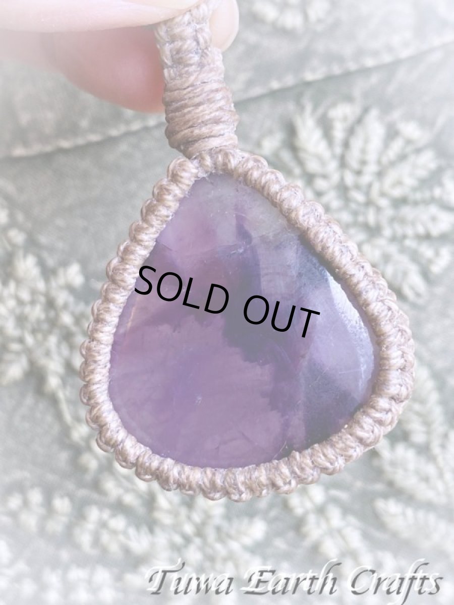 画像11: 地球と身体に優しいリネン素材 大ぶり高品質ファントムアメジスト ネックレス チョーカー ペンダント トラピッチェ紫水晶 シンプル＆ナチュラル 1点もの★無染色 天然素材 オーガニック ハンドメイドお守り天然石ヒーリングストーン マクラメアクセサリー (11)