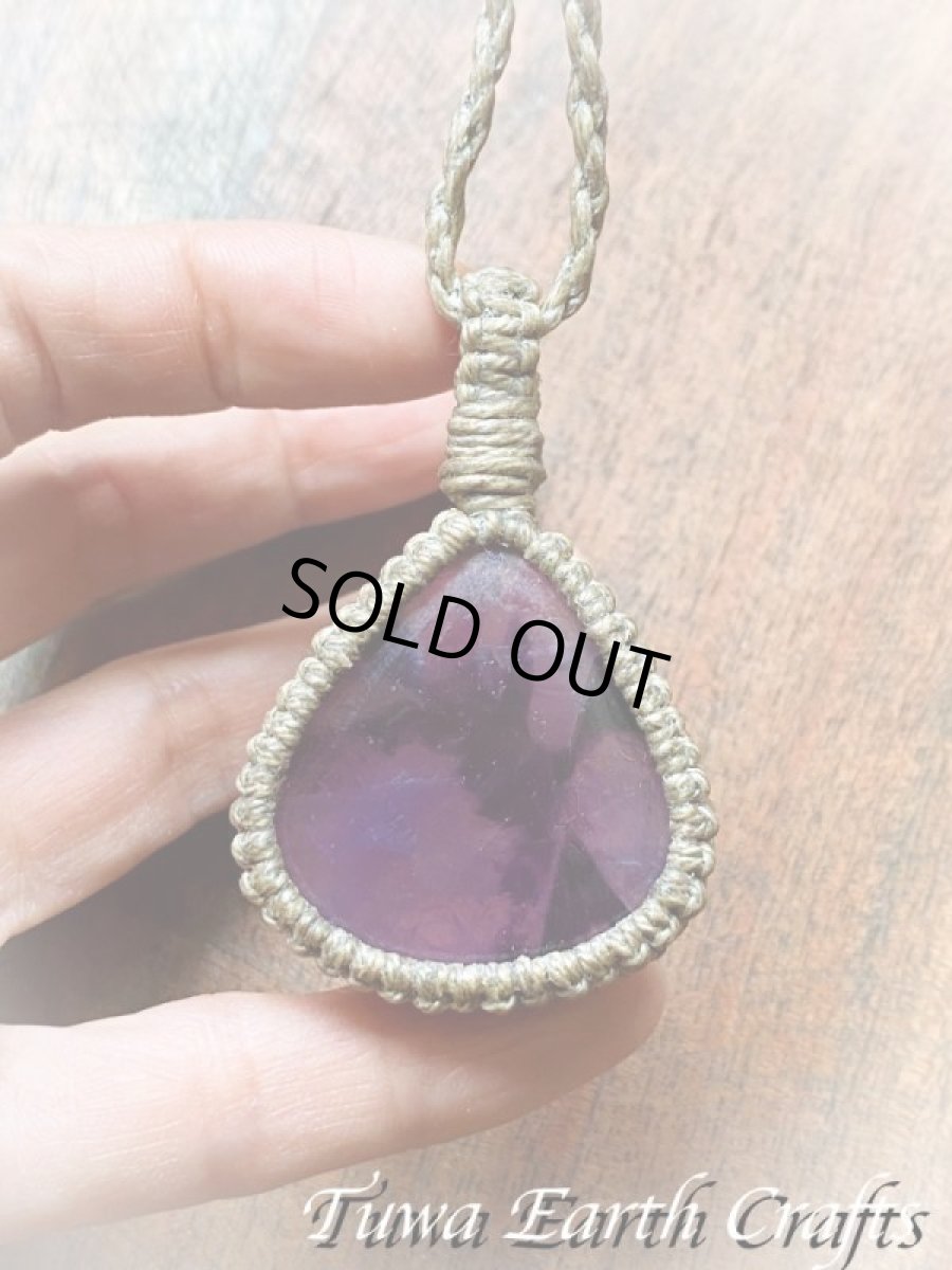 画像3: 地球と身体に優しいリネン素材 大ぶり高品質ファントムアメジスト ネックレス チョーカー ペンダント トラピッチェ紫水晶 シンプル＆ナチュラル 1点もの★無染色 天然素材 オーガニック ハンドメイドお守り天然石ヒーリングストーン マクラメアクセサリー (3)