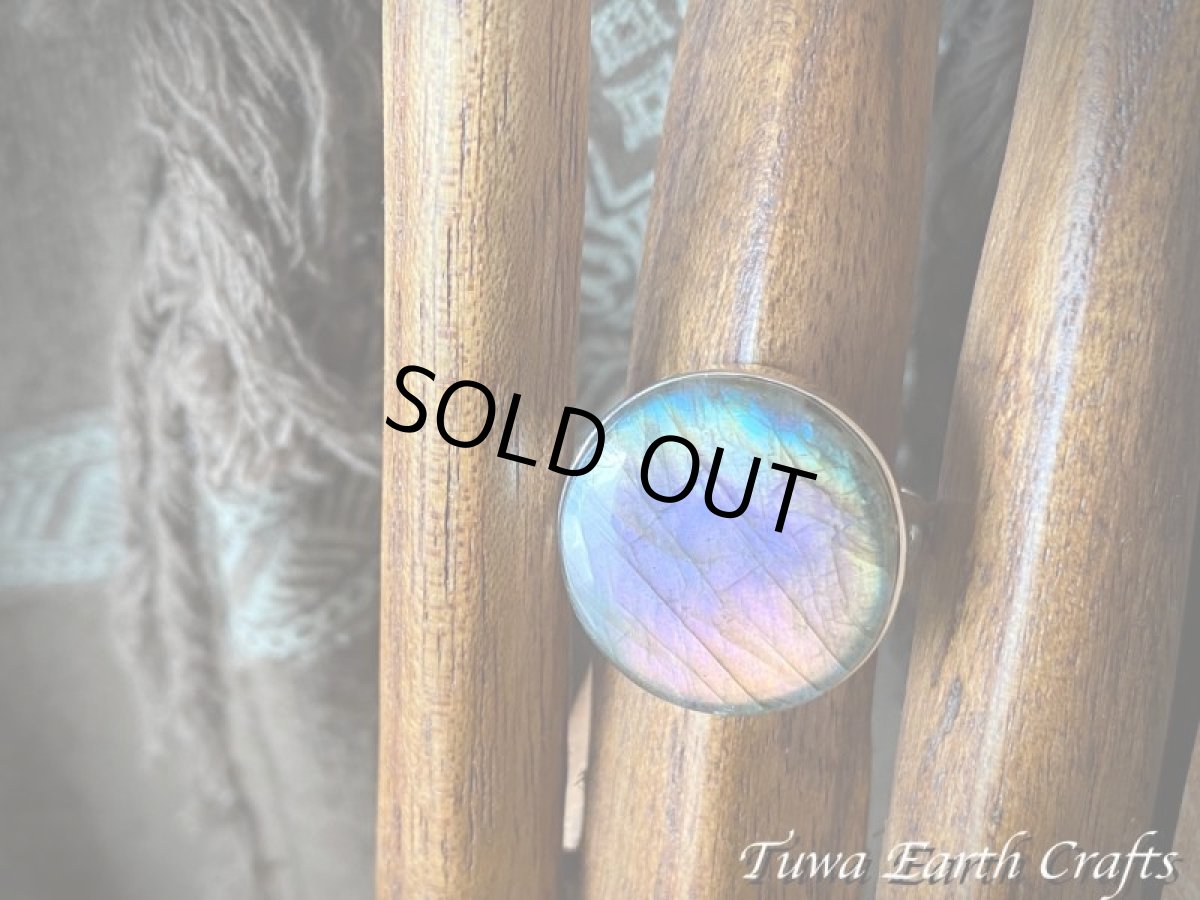 画像27: 【夢の実現をサポート】まんまる満月型 大ぶりレア 高品質 虹色レインボーラブラドライトリング ピンク・パープル・ブルー・グリーン オレンジ 指輪 17号 1点物 ヒーリングジュエリー お守り天然石 パワーストーンアクセサリー (27)