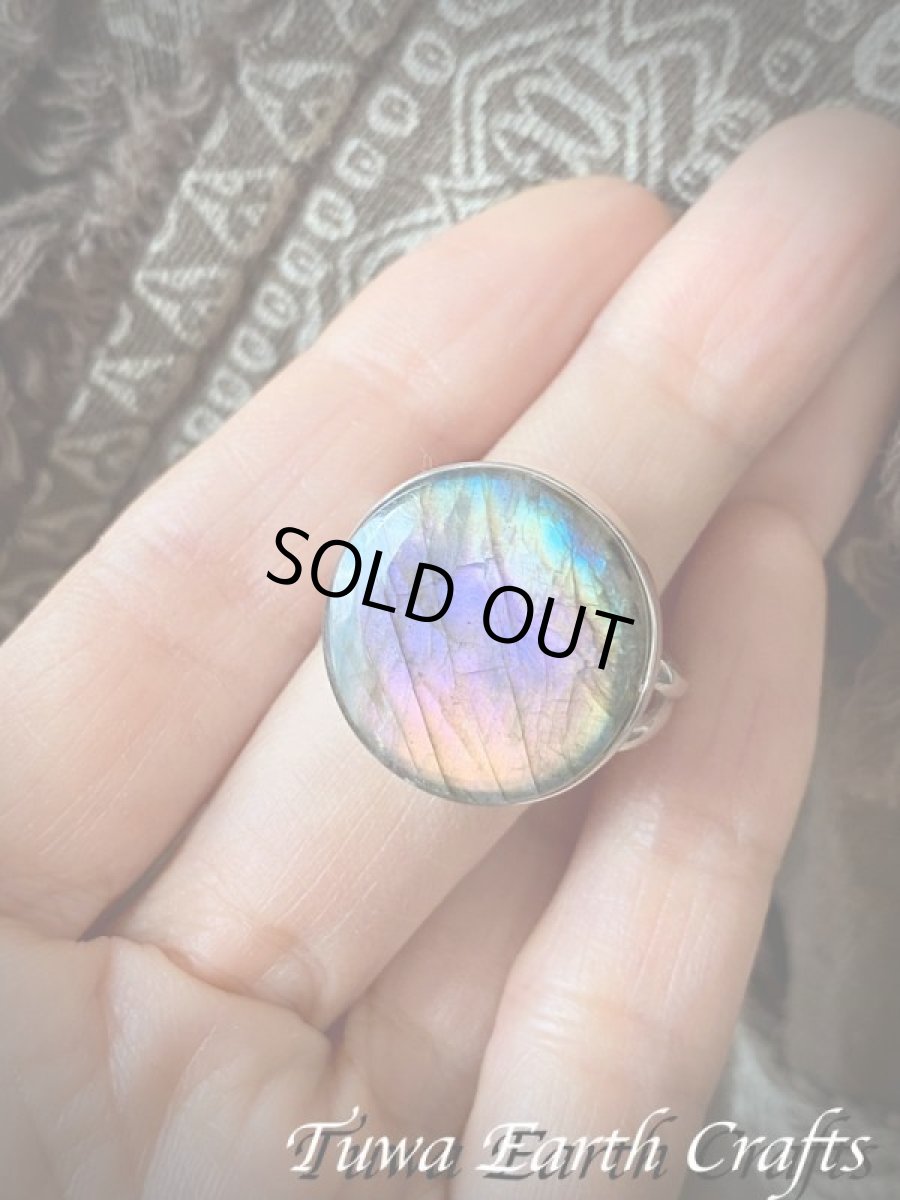 画像3: 【夢の実現をサポート】まんまる満月型 大ぶりレア 高品質 虹色レインボーラブラドライトリング ピンク・パープル・ブルー・グリーン オレンジ 指輪 17号 1点物 ヒーリングジュエリー お守り天然石 パワーストーンアクセサリー (3)