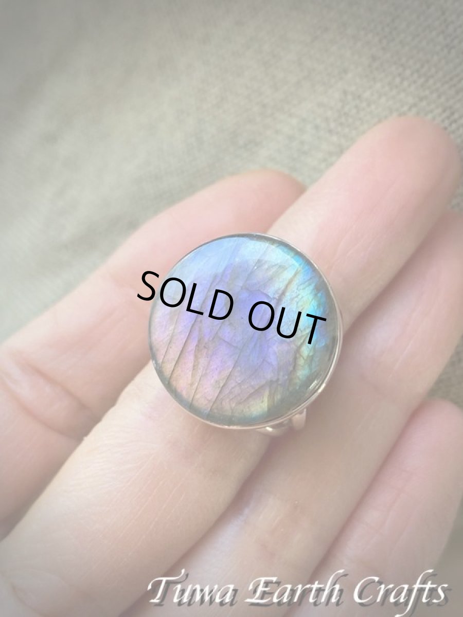 画像26: 【夢の実現をサポート】まんまる満月型 大ぶりレア 高品質 虹色レインボーラブラドライトリング ピンク・パープル・ブルー・グリーン オレンジ 指輪 17号 1点物 ヒーリングジュエリー お守り天然石 パワーストーンアクセサリー (26)