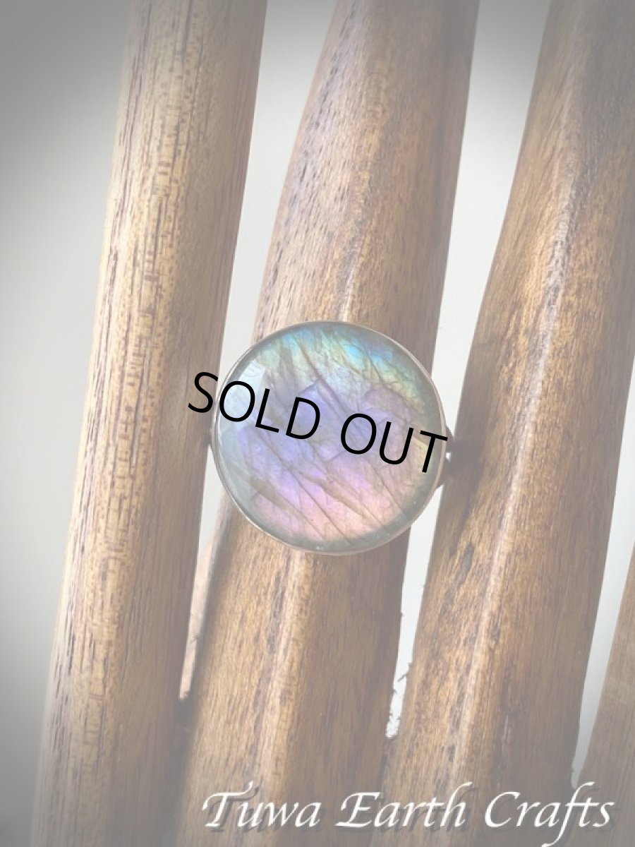 画像11: 【夢の実現をサポート】まんまる満月型 大ぶりレア 高品質 虹色レインボーラブラドライトリング ピンク・パープル・ブルー・グリーン オレンジ 指輪 17号 1点物 ヒーリングジュエリー お守り天然石 パワーストーンアクセサリー (11)