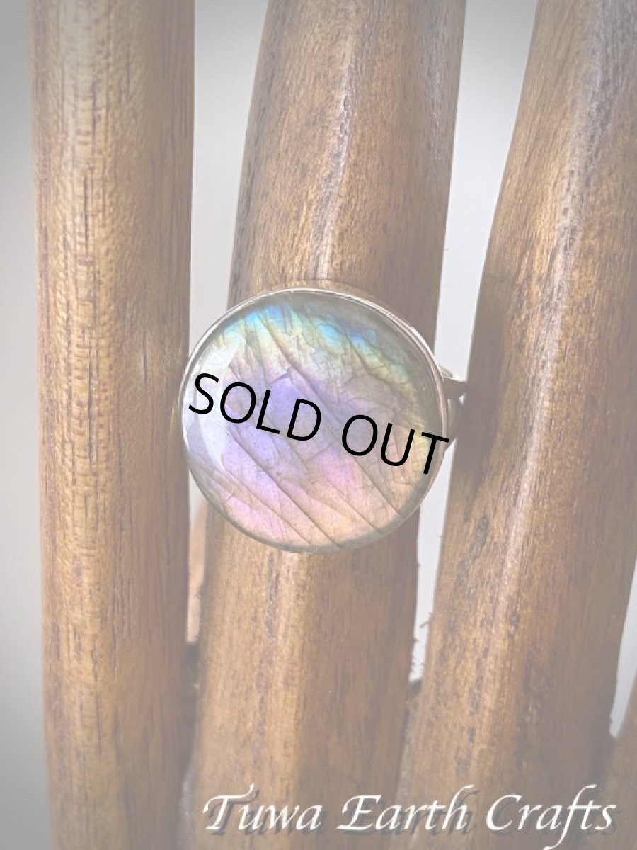 画像16: 【夢の実現をサポート】まんまる満月型 大ぶりレア 高品質 虹色レインボーラブラドライトリング ピンク・パープル・ブルー・グリーン オレンジ 指輪 17号 1点物 ヒーリングジュエリー お守り天然石 パワーストーンアクセサリー (16)