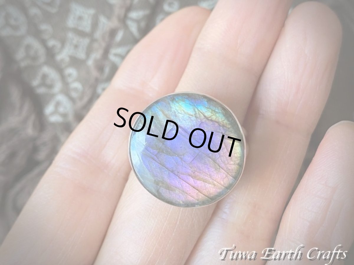 画像20: 【夢の実現をサポート】まんまる満月型 大ぶりレア 高品質 虹色レインボーラブラドライトリング ピンク・パープル・ブルー・グリーン オレンジ 指輪 17号 1点物 ヒーリングジュエリー お守り天然石 パワーストーンアクセサリー (20)