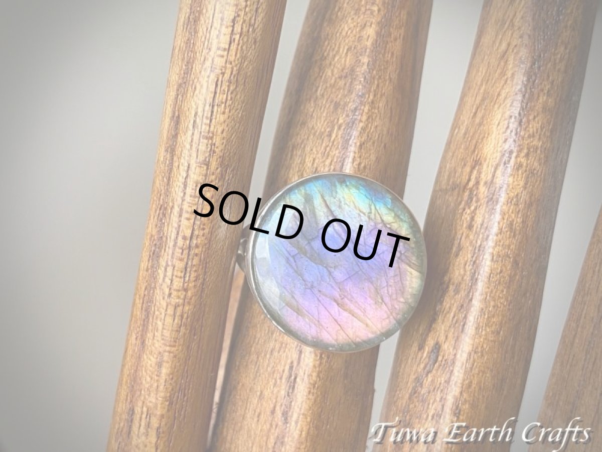 画像15: 【夢の実現をサポート】まんまる満月型 大ぶりレア 高品質 虹色レインボーラブラドライトリング ピンク・パープル・ブルー・グリーン オレンジ 指輪 17号 1点物 ヒーリングジュエリー お守り天然石 パワーストーンアクセサリー (15)