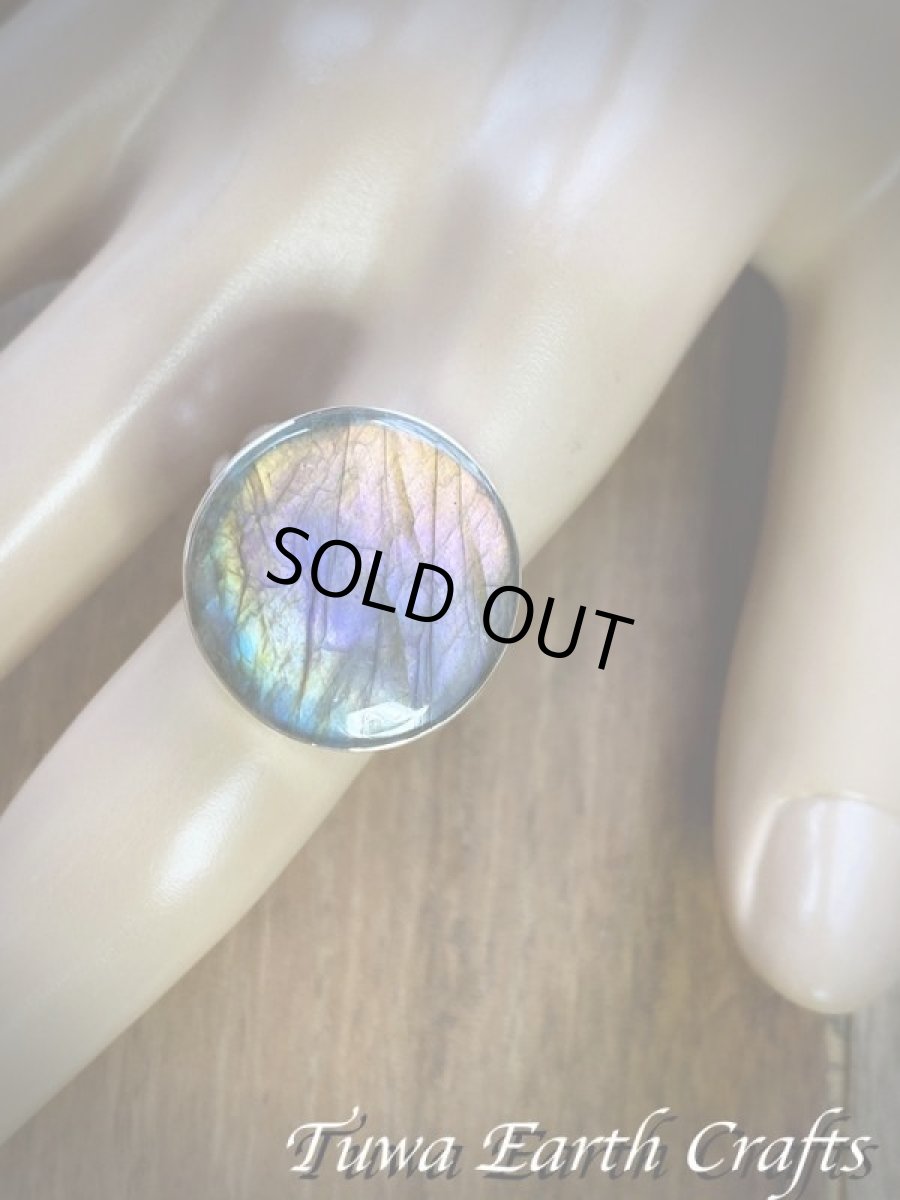 画像25: 【夢の実現をサポート】まんまる満月型 大ぶりレア 高品質 虹色レインボーラブラドライトリング ピンク・パープル・ブルー・グリーン オレンジ 指輪 17号 1点物 ヒーリングジュエリー お守り天然石 パワーストーンアクセサリー (25)