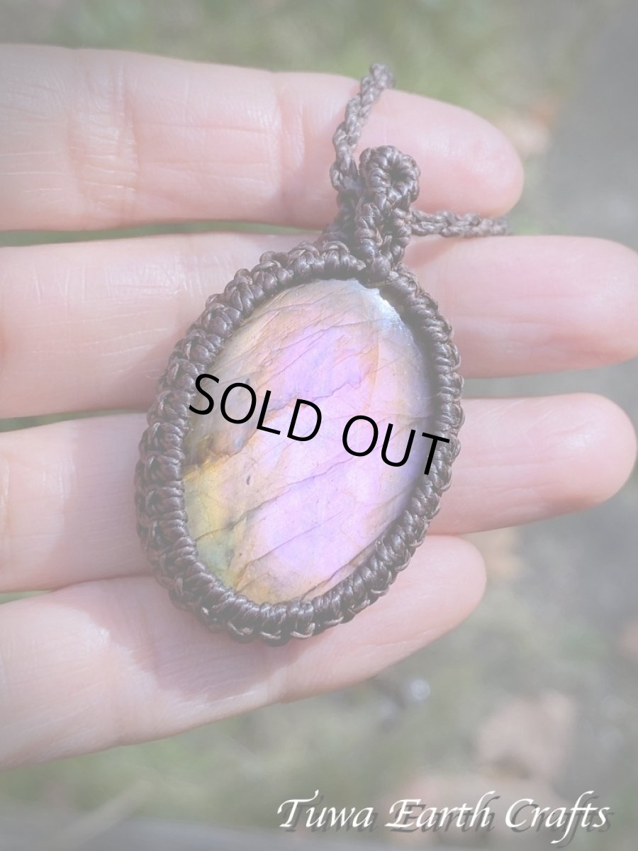 画像1: 【夢の実現・直観力アップ】高品質大ぶり幻想的 パープル ピンクラブラドライト ネックレス ペンダント＊シンプル 1点もの マクラメ ヒーリング天然石パワーストーンアクセサリー レインボーラブラドライト スピリチュアルお守りジュエリー (1)