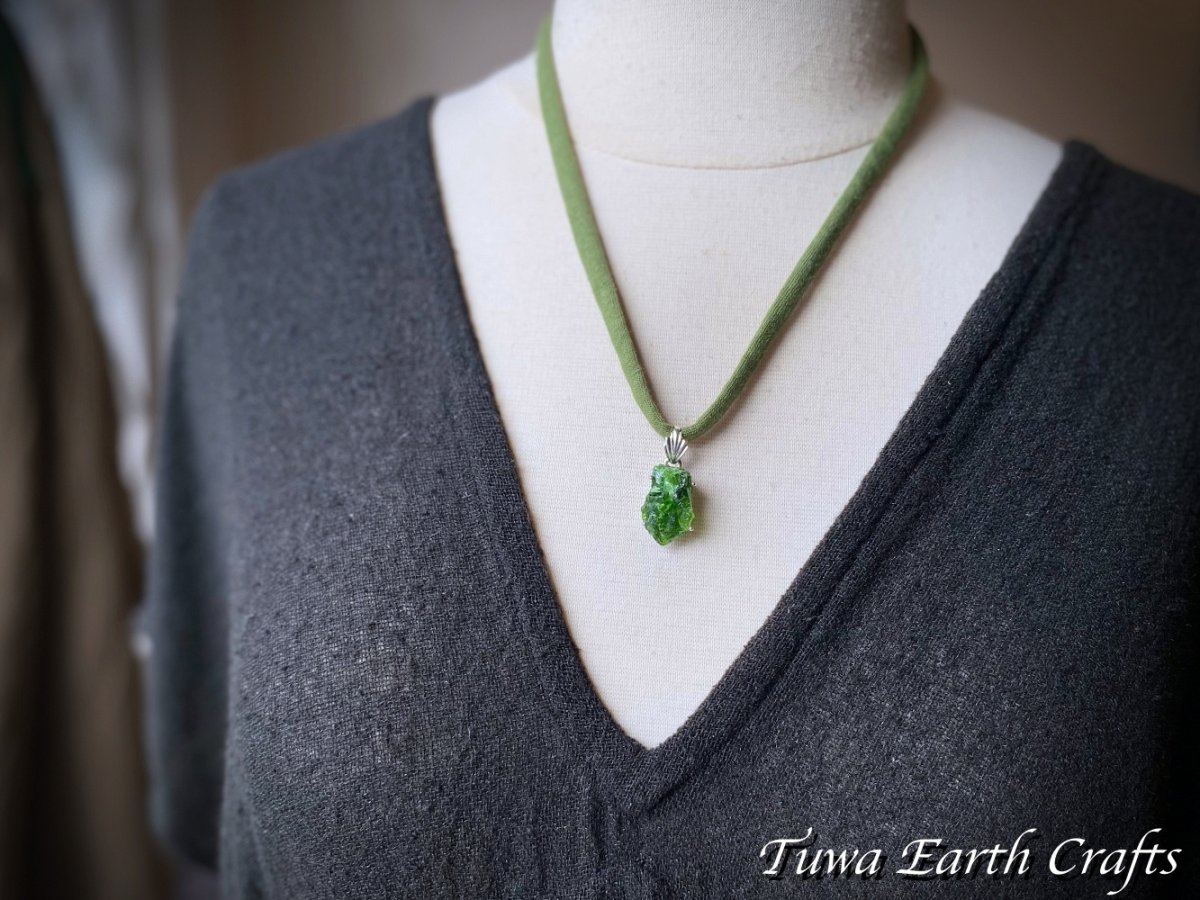 画像24: 【ストレス除去・ポジティブ思考】1点物 高品質 クロムダイオプサイド原石ペンダントトップ ダイオプサイト★ヒーリングストーン天然石ジュエリー パワーストーンお守りアクセサリー (24)