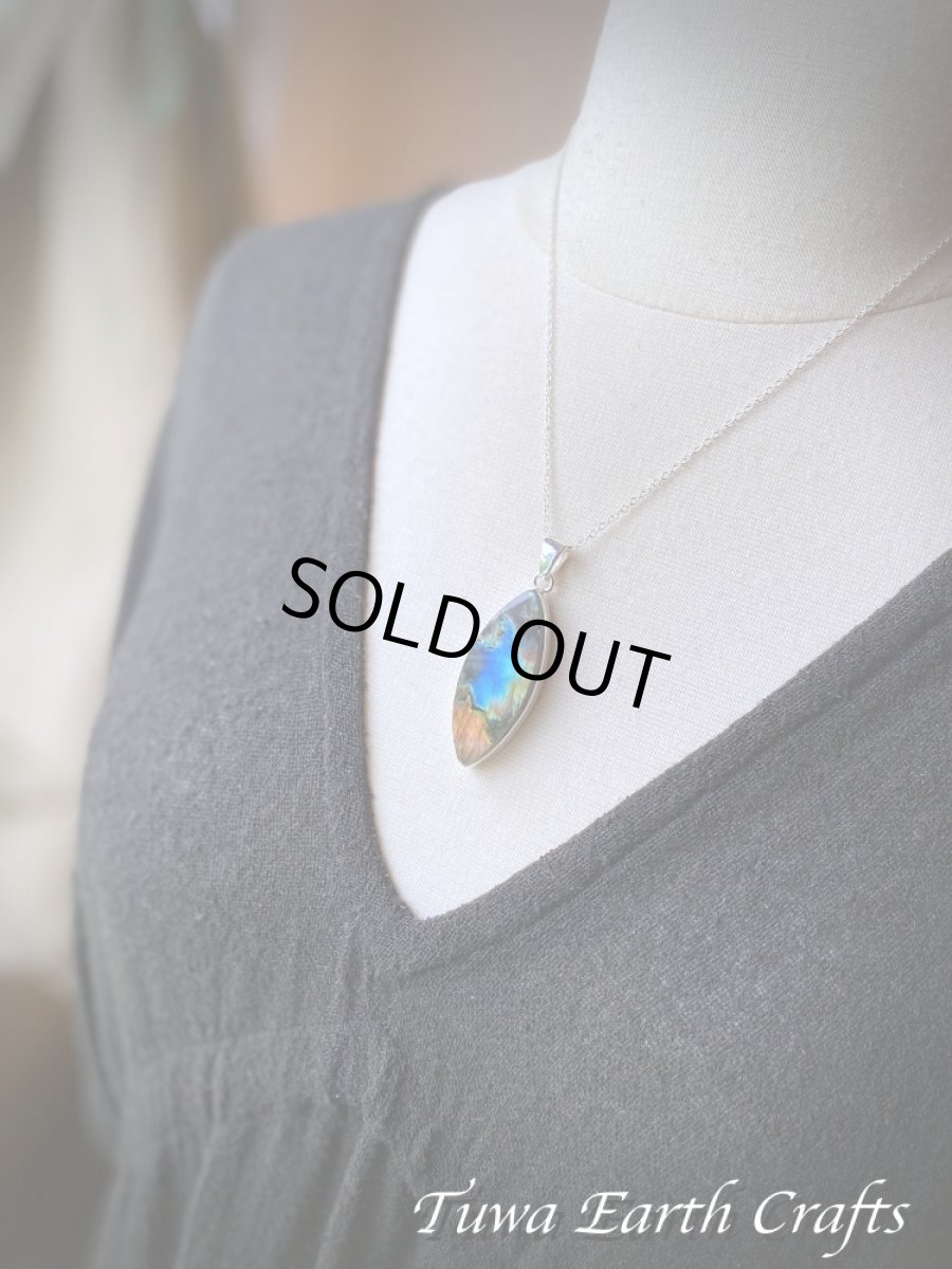 画像9: 石全長4.2cm 大ぶり♪ 高品質スペクトロライト ペンダントトップ レインボーラブラドライト 1点もの 神秘的オレンジ・ブルー・ゴールド シラー パワーストーン天然石 お守りアクセサリー ヒーリングジュエリー スピリチュアル (9)