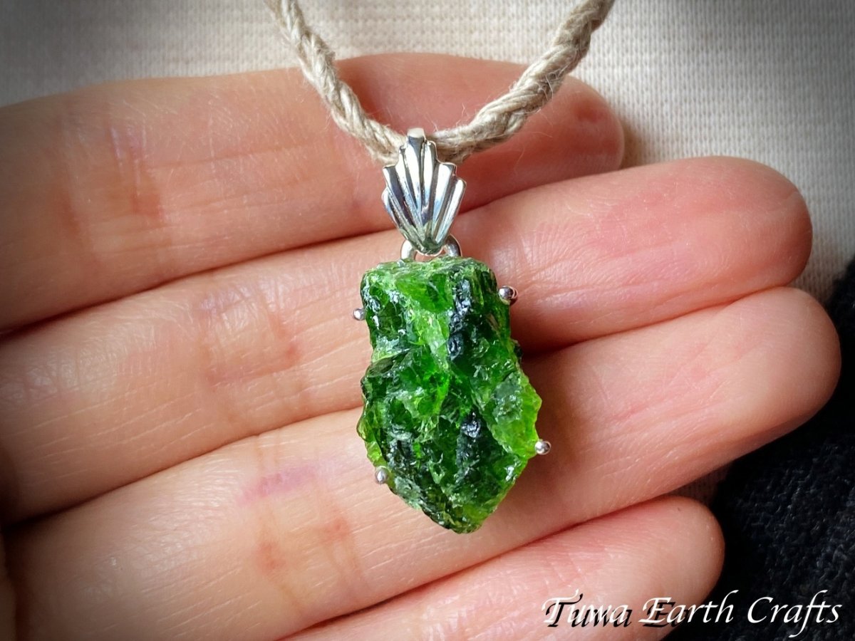 画像20: 【ストレス除去・ポジティブ思考】1点物 高品質 クロムダイオプサイド原石ペンダントトップ ダイオプサイト★ヒーリングストーン天然石ジュエリー パワーストーンお守りアクセサリー (20)