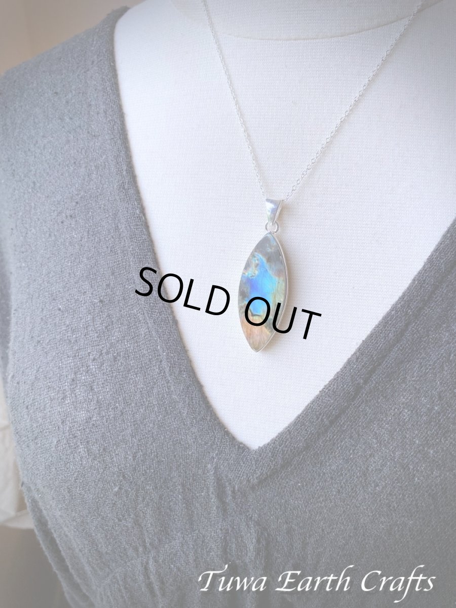 画像11: 石全長4.2cm 大ぶり♪ 高品質スペクトロライト ペンダントトップ レインボーラブラドライト 1点もの 神秘的オレンジ・ブルー・ゴールド シラー パワーストーン天然石 お守りアクセサリー ヒーリングジュエリー スピリチュアル (11)